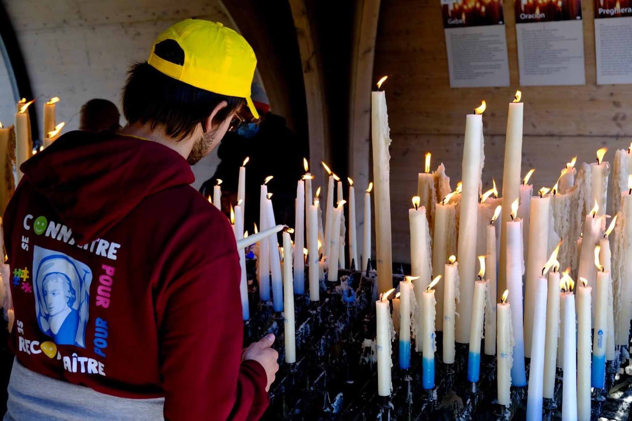 photo d'un eleve devant des bougies d'une prière fraternelle