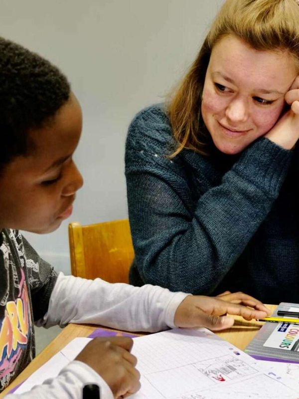 enfant et professeur d'un etablissement scolaire la sallien